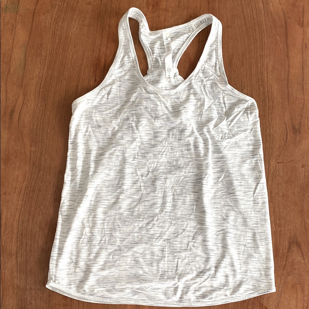 🔥 Lululemon Essential Tank size 6 in EUC! White grey heather. 🔥
